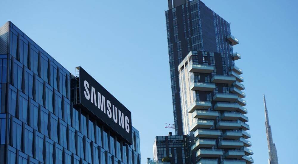Samsung logó egy irodaépületen