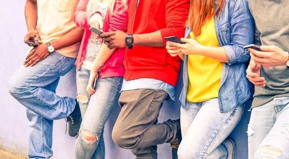Fiatalok okoseszközökkel