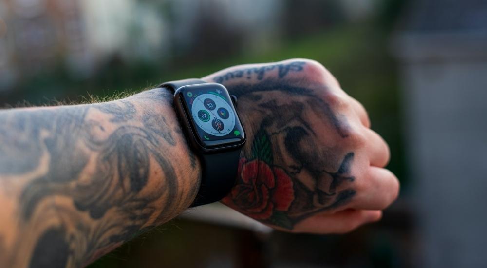 Apple Watch SE egy tetovált karon