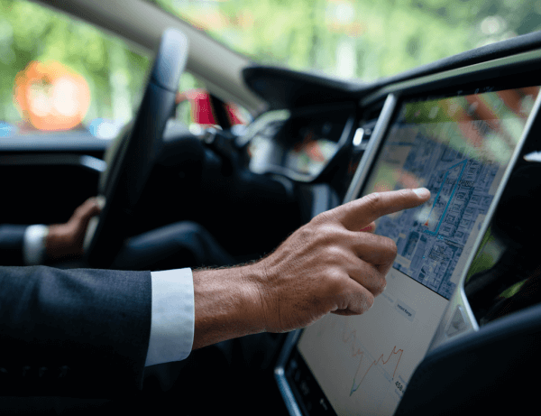 az okosautó panel kijelzőjét érti egy ujj